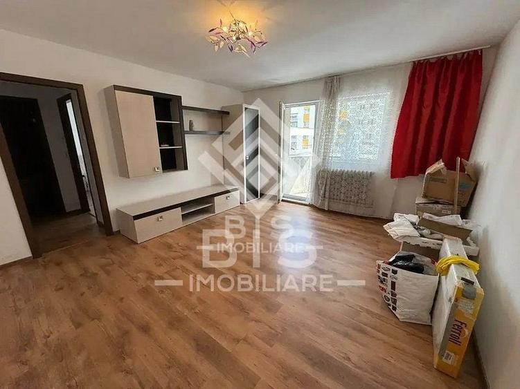 Apartament cu 3 camere semidecomandat, mobilat în Nord