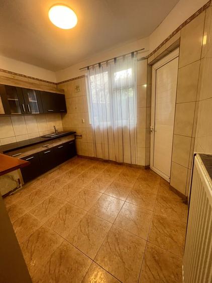 Casă individuală cu 8 camere cu Canalizare în Vatra Luminoasă