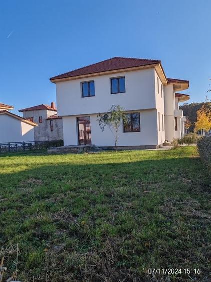 Casă individuală cu 4 camere cu Canalizare în Corbeanca