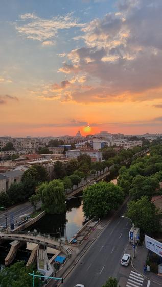 Apartament cu 3 camere decomandat în Splaiul Unirii