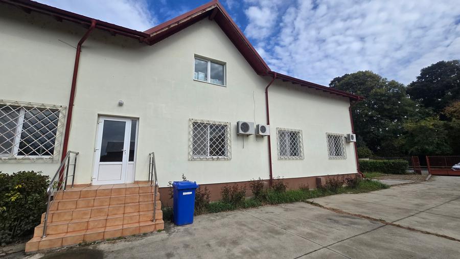Casă individuală cu 10 camere cu Canalizare în Central