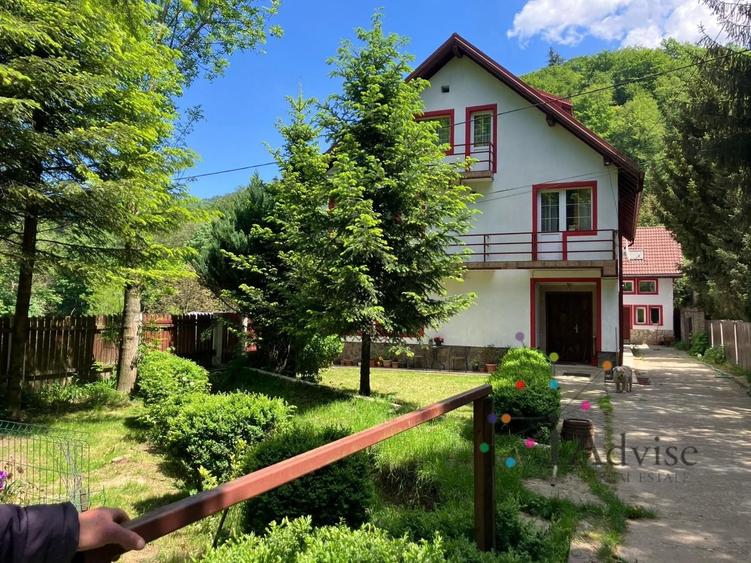 Casă individuală cu 9 camere cu Canalizare în Timișu de Jos