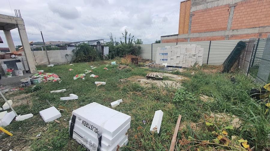 Casă cu 5 camere cu Teren 440 Mp în 1 Decembrie