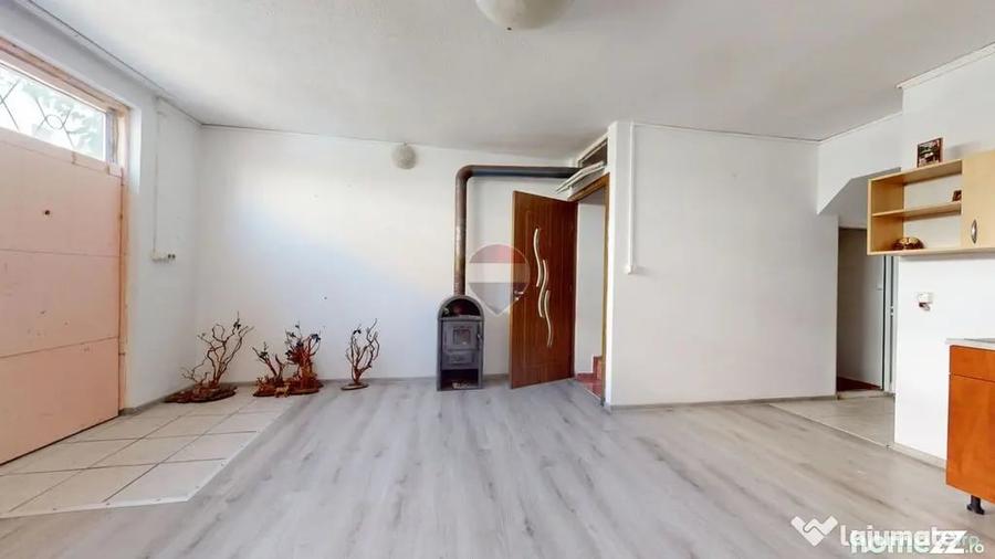 Apartament cu 3 camere semidecomandat în Florilor