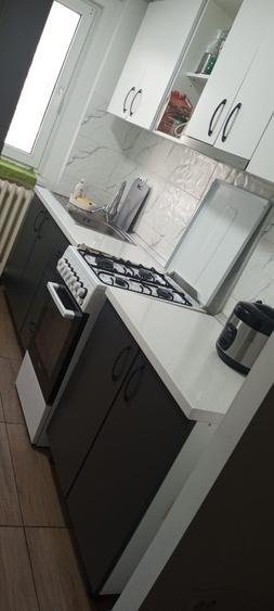 Apartament cu 3 camere semidecomandat în Podu Roș