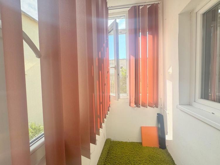 Apartament cu 3 camere semidecomandat, mobilat în Girocului
