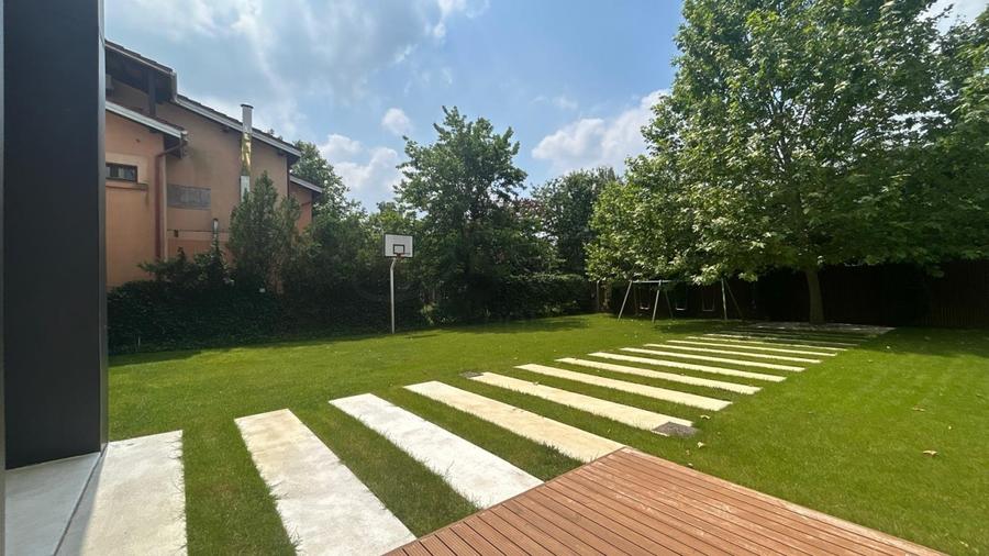 Casă individuală cu 6 camere cu Piscina în Iancu Nicolae