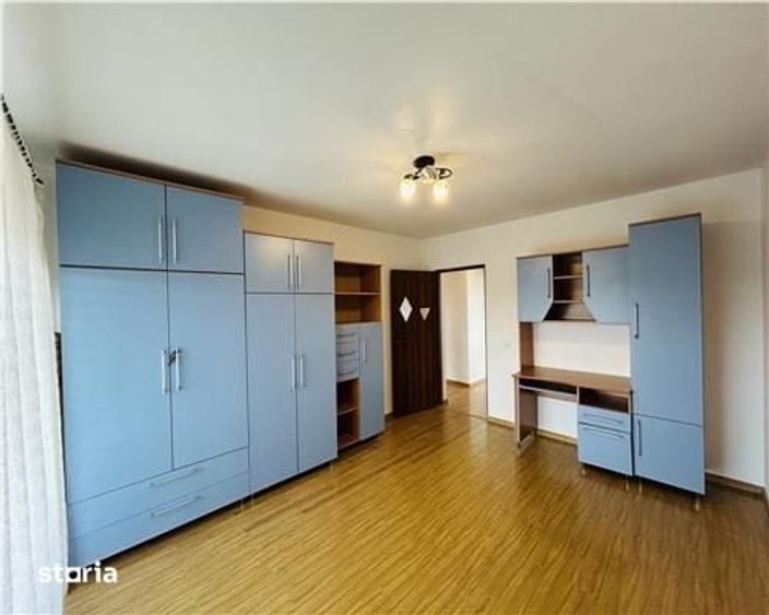 Apartament cu 3 camere semidecomandat în Tineretului