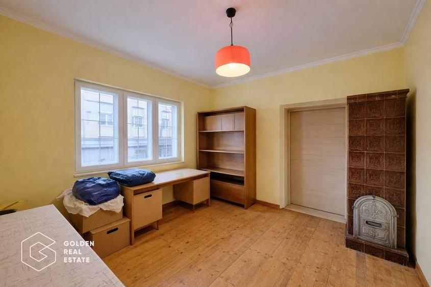 Casă individuală cu 9 camere cu Canalizare în Central