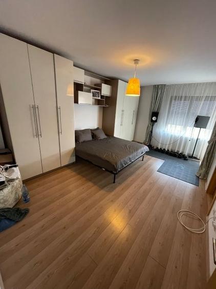Casă cu 5 camere cu Garaj în Central
