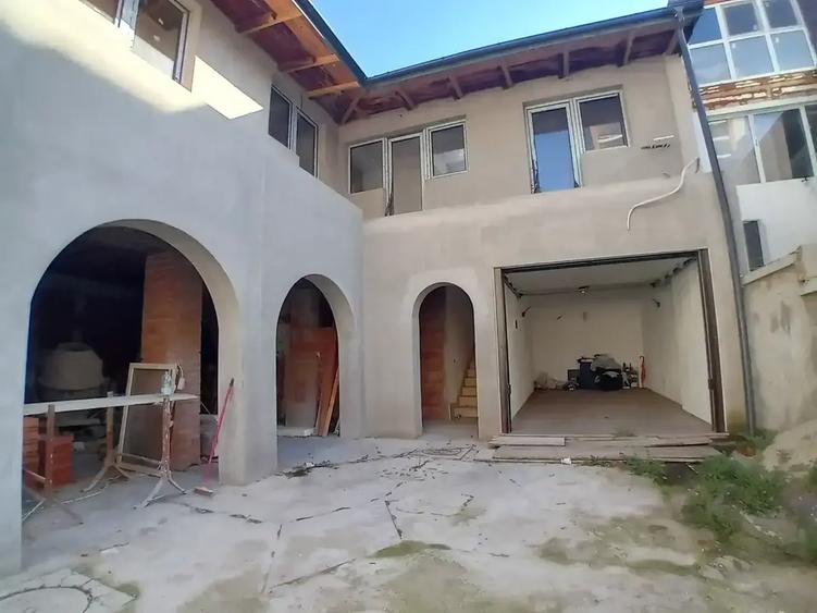 Casă cu 11 camere cu Teren 443 Mp în Vitan