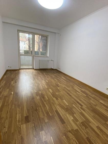Apartament cu 10 camere decomandat în Aviatorilor