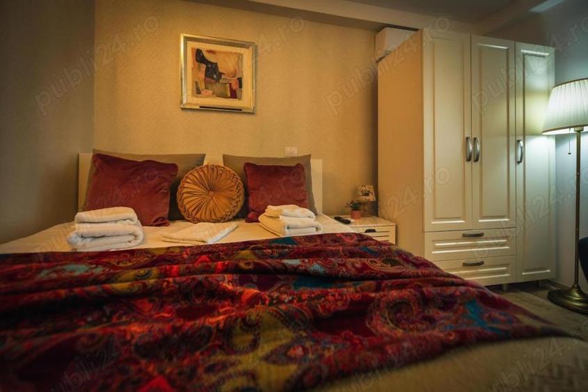 Casă cu 11 camere cu Teren 350 Mp în Central