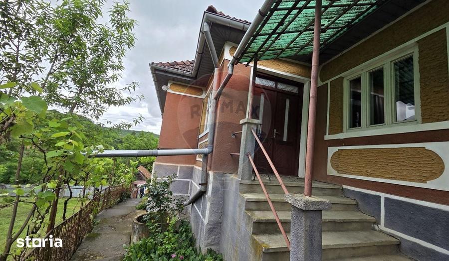 Casă cu 3 camere semidecomandat cu Teren 2200 Mp în Gornești