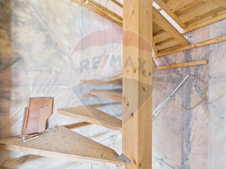 Casă individuală cu 7 camere cu Teren 1461 Mp în Vadu Anei