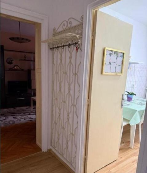 Apartament cu 3 camere semidecomandat, mobilat în Pajura