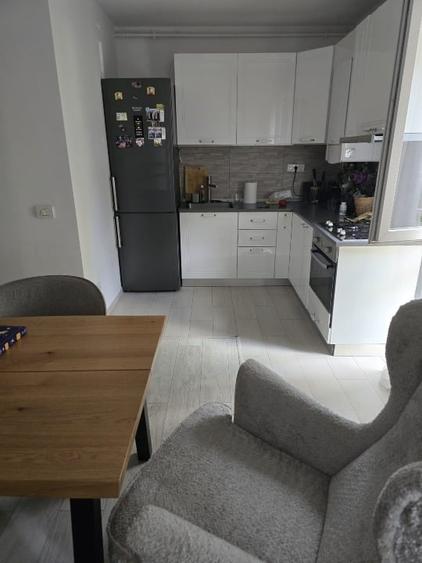 Apartament cu 3 camere decomandat, mobilat în Băneasa