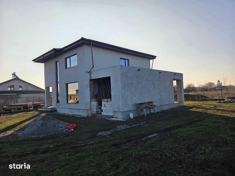 Casă cu 4 camere cu Teren 200 Mp în Cârcea