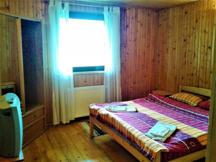 Casă cu 7 camere cu Teren 200 Mp în Predeal
