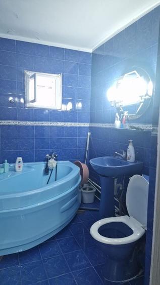 Apartament cu 3 camere decomandat în Est