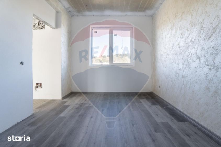 Casă cu 5 camere cu Teren 800 Mp în Sânpetru