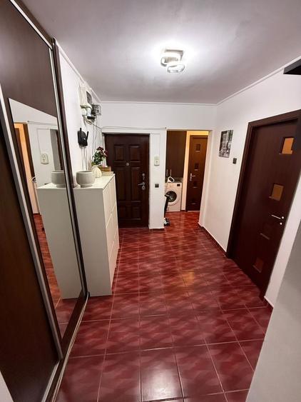 Apartament cu 3 camere semidecomandat în 1 Decembrie 1918