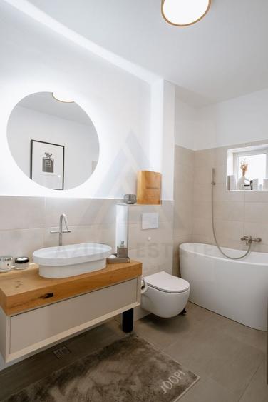 Apartament cu 5 camere decomandat în Cristian