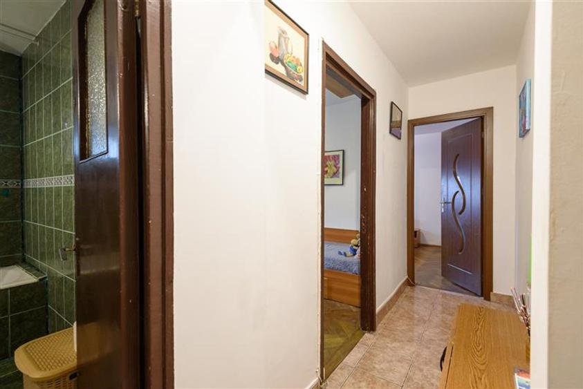 Apartament cu 4 camere semidecomandat, mobilat în Tractorul