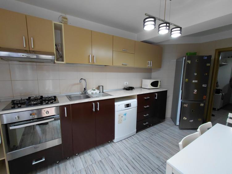 Apartament cu 3 camere decomandat în Central