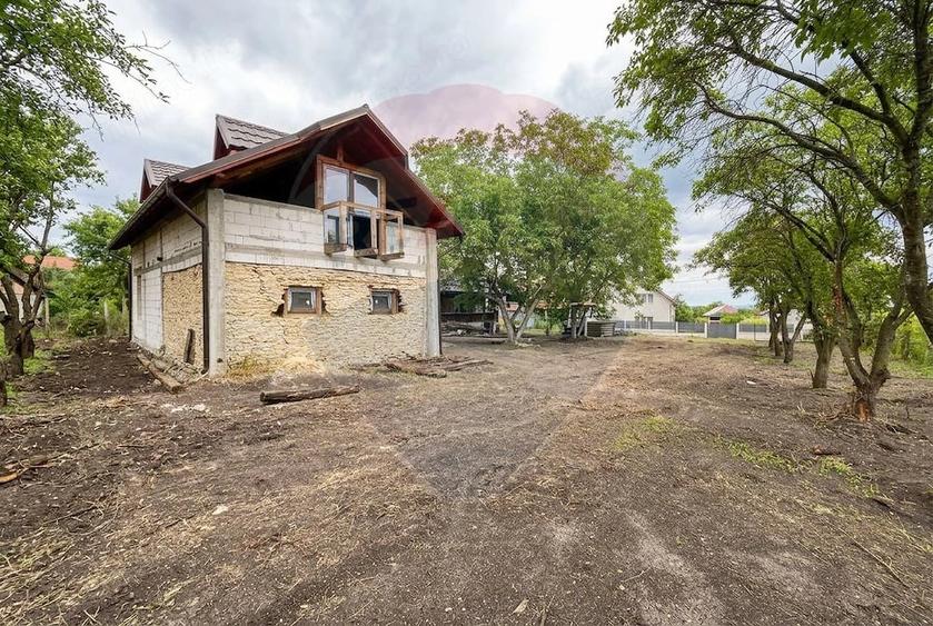 Casă cu 4 camere cu Teren 1381 Mp în Moldovenești