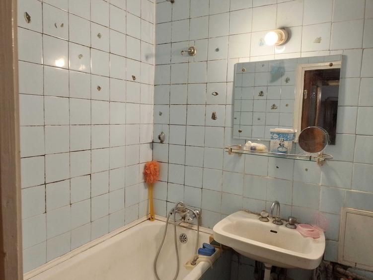 Apartament cu 3 camere semidecomandat în Rahova