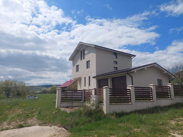 Casă cu 4 camere în Corușu