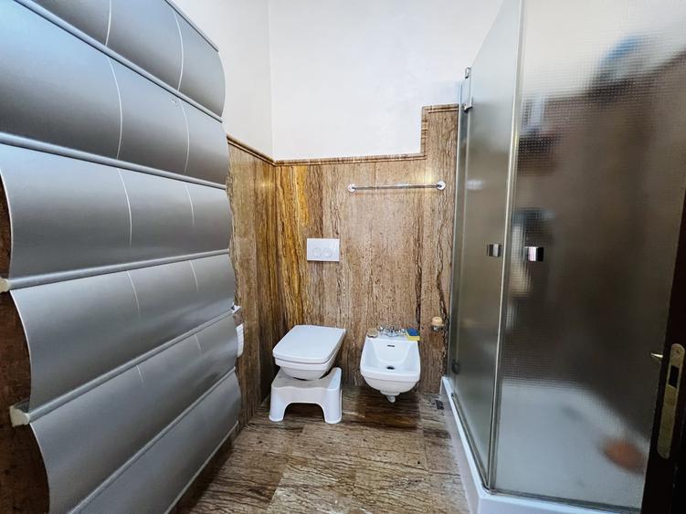 Casă individuală cu 7 camere cu Piscina în Dumbrăvița