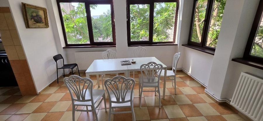 Apartament cu 4 camere decomandat, mobilat în Dacia
