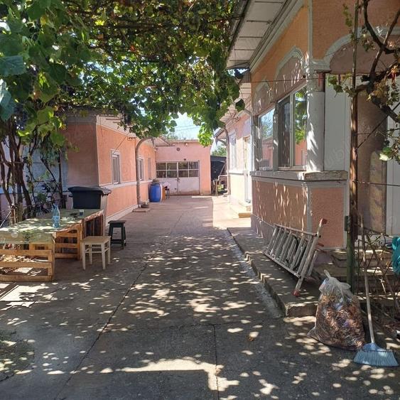 Casă cu 6 camere cu Teren 714 Mp în Săbăreni