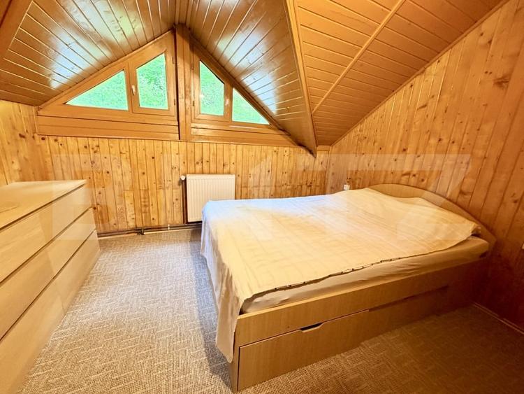 Casă individuală cu 6 camere cu Teren 3000 Mp în Periferie