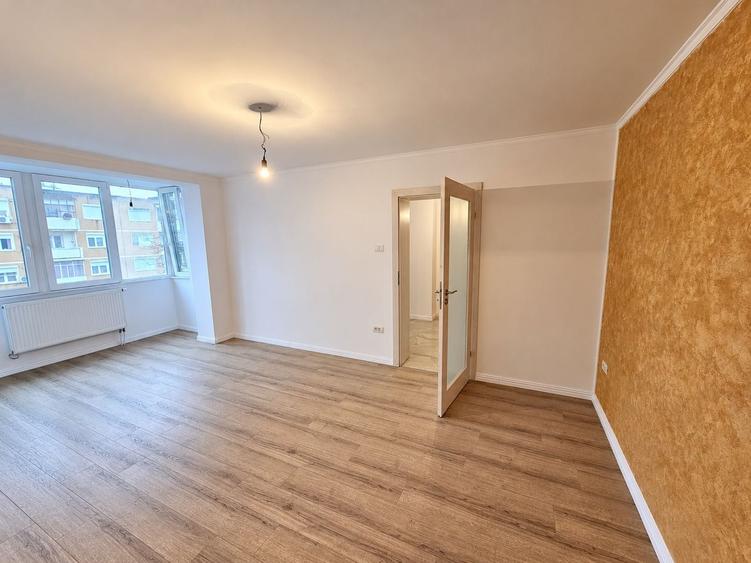 Apartament cu 3 camere semidecomandat în Central