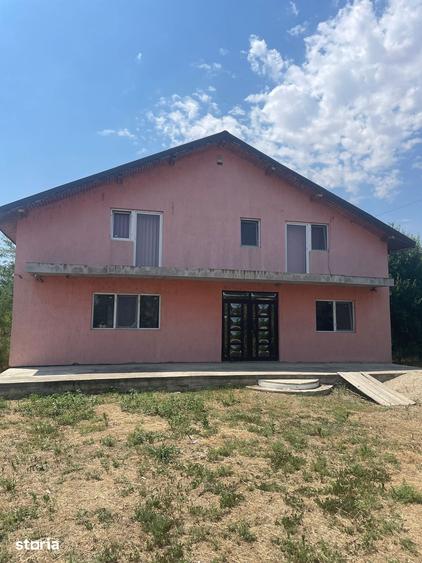 Casă cu 5 camere cu Teren 917 Mp în Țigănești