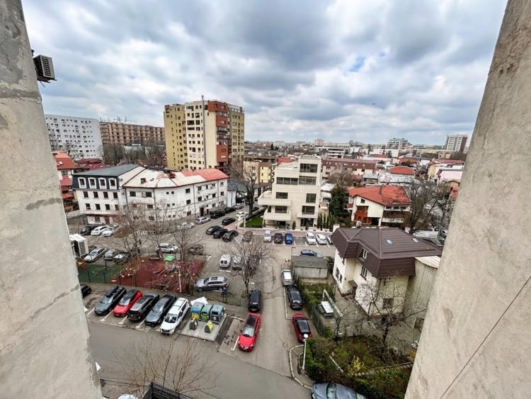 Apartament cu 3 camere decomandat, mobilat în P-ța Alba Iulia
