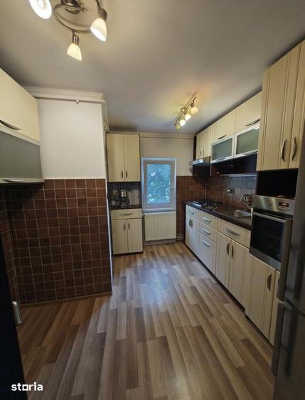Apartament cu 4 camere decomandat în Micro 16