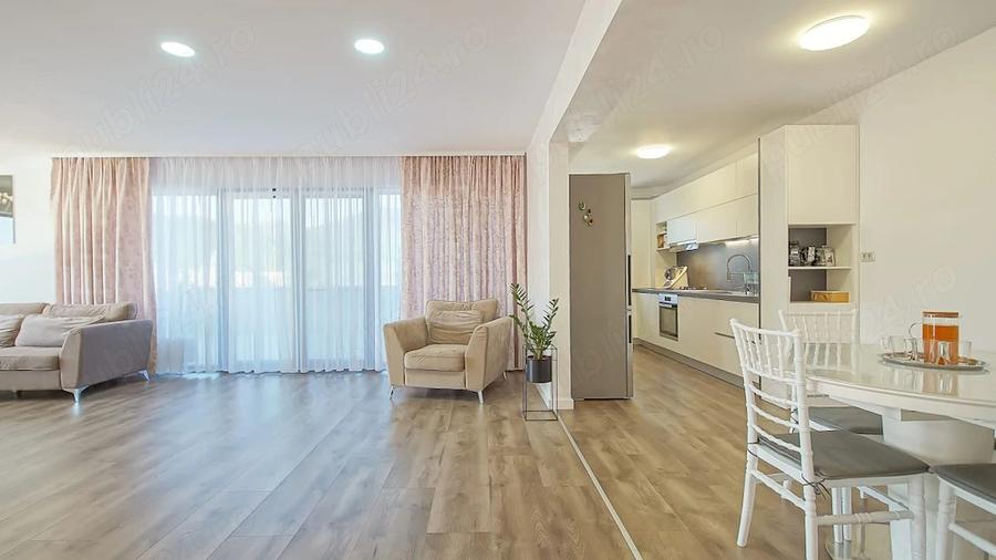 Apartament cu 4 camere decomandat în Noua