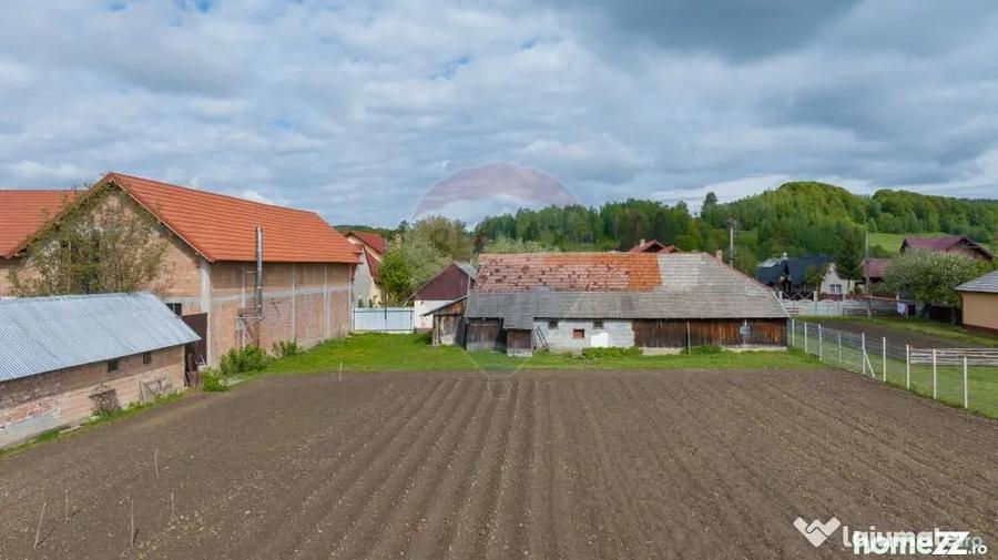 Casă cu 5 camere cu Teren 2633 Mp în Periferie