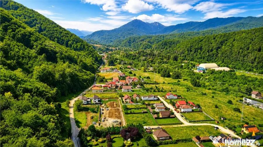 Casă cu 9 camere cu Teren 843 Mp în Central