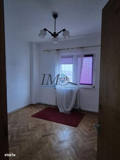 Apartament cu 4 camere decomandat în Aronești