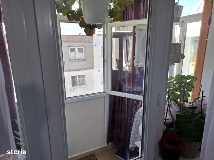 Apartament cu 3 camere semidecomandat în Berca