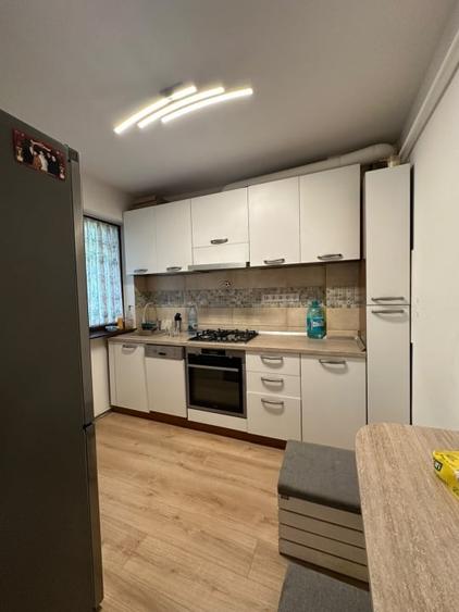 Apartament cu 4 camere decomandat, mobilat în Săsar