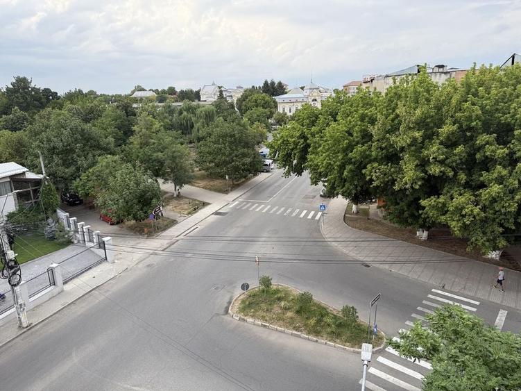 Apartament cu 3 camere decomandat în Caracal
