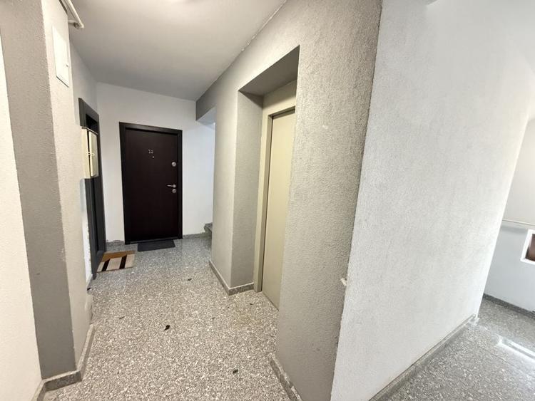Apartament cu 3 camere semidecomandat în Est