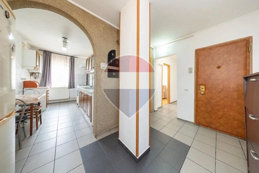 Apartament cu 3 camere decomandat în Tractorul