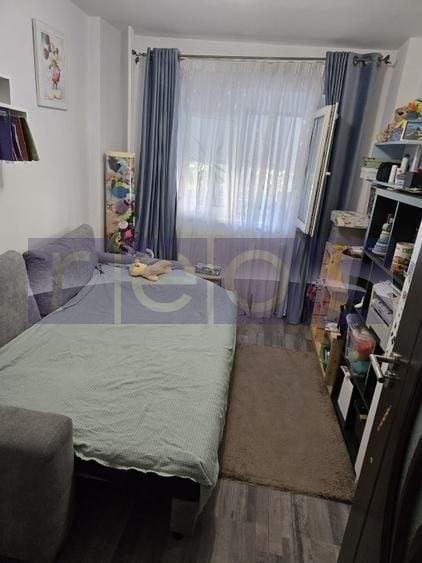 Apartament cu 3 camere semidecomandat, mobilat în Dristor
